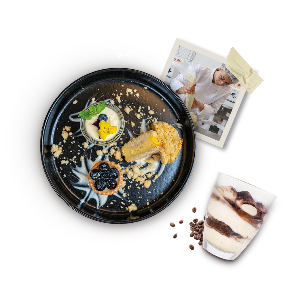 „Herstellung in liebevoller Handarbeit“ – Eine Polaroid-Aufnahme zeigt eine Konditorin, die mit einem Spritzbeutel eine Torte dekoriert. Daneben stehen kunstvoll angerichtete Desserts: ein Dessertteller mit einer Blaubeertartelette, ein Glas mit weißer Schokomousse, garniert mit einem Apple-Crumble, sowie ein weiteres Glas mit Tiramisu.